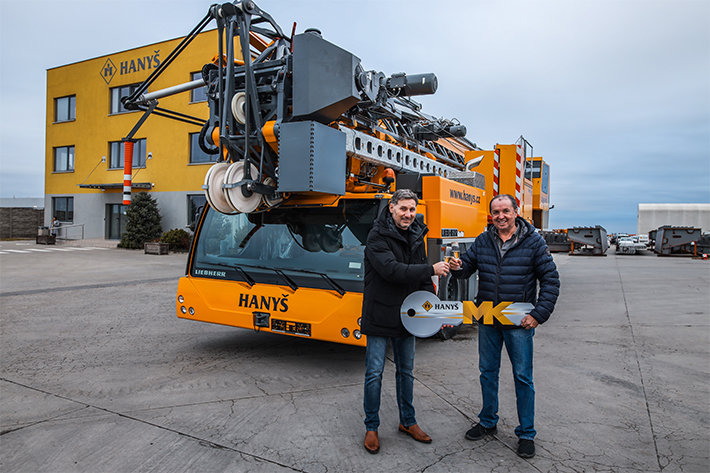 Cause for celebration: Liebherr delivers 1000th mobile construction crane